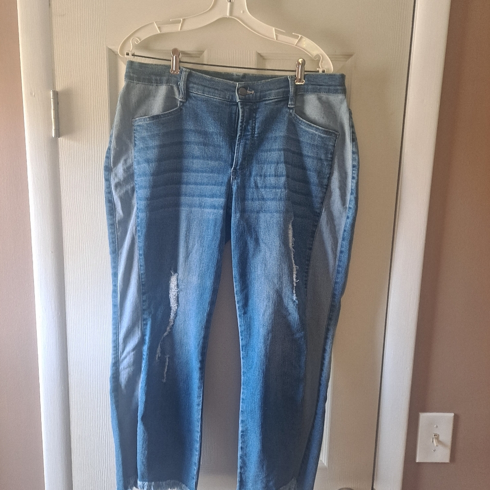 Cropped distressed jeans